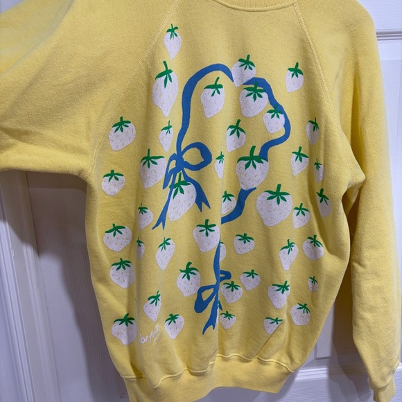 Hanes Vintage 80s Yellow Crewneck Long Sleeve Sweatshirt Strawberry Bow Cotton - Picture 2 of 5